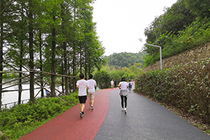 跑起来！尖山湖跑道上的“紫一人”！